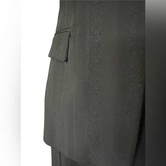 Elie Tahari 2pc. Tailored Suit with Black Detail Striping Size 4 - Picture 6 of 8